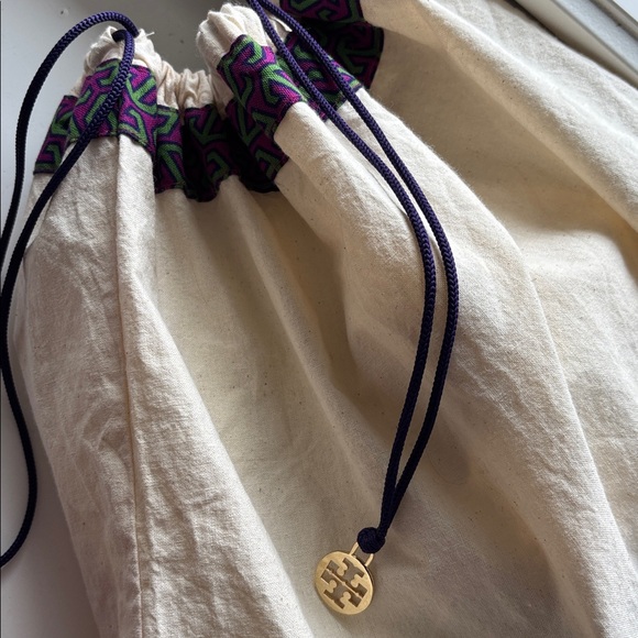 Tory Burch Quilted Cream Shoulder Bag with Gold Chain - Picture 7 of 11